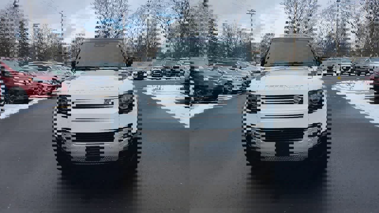 Used 2025 Land Rover Defender 90 S image 3