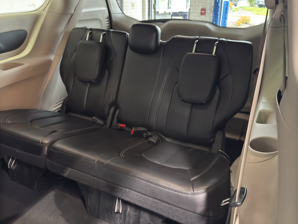 Used 2023 Chrysler Pacifica Touring-L FWD image 12