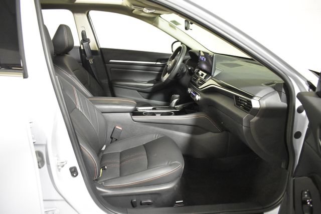 Used 2024 Nissan Altima 2.0 SR FWD image 36
