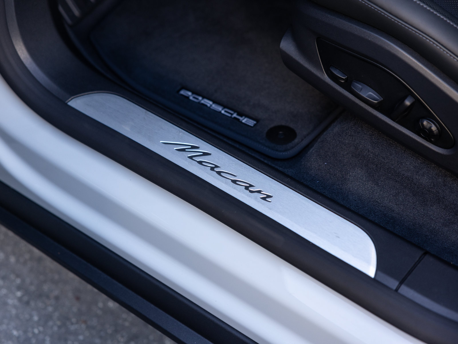 New 2026 Porsche Macan Electric RWD image 27
