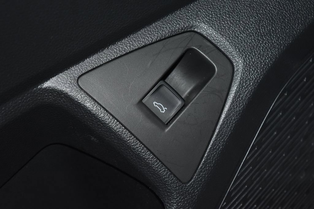 Used 2025 Volkswagen Jetta SE FWD image 6