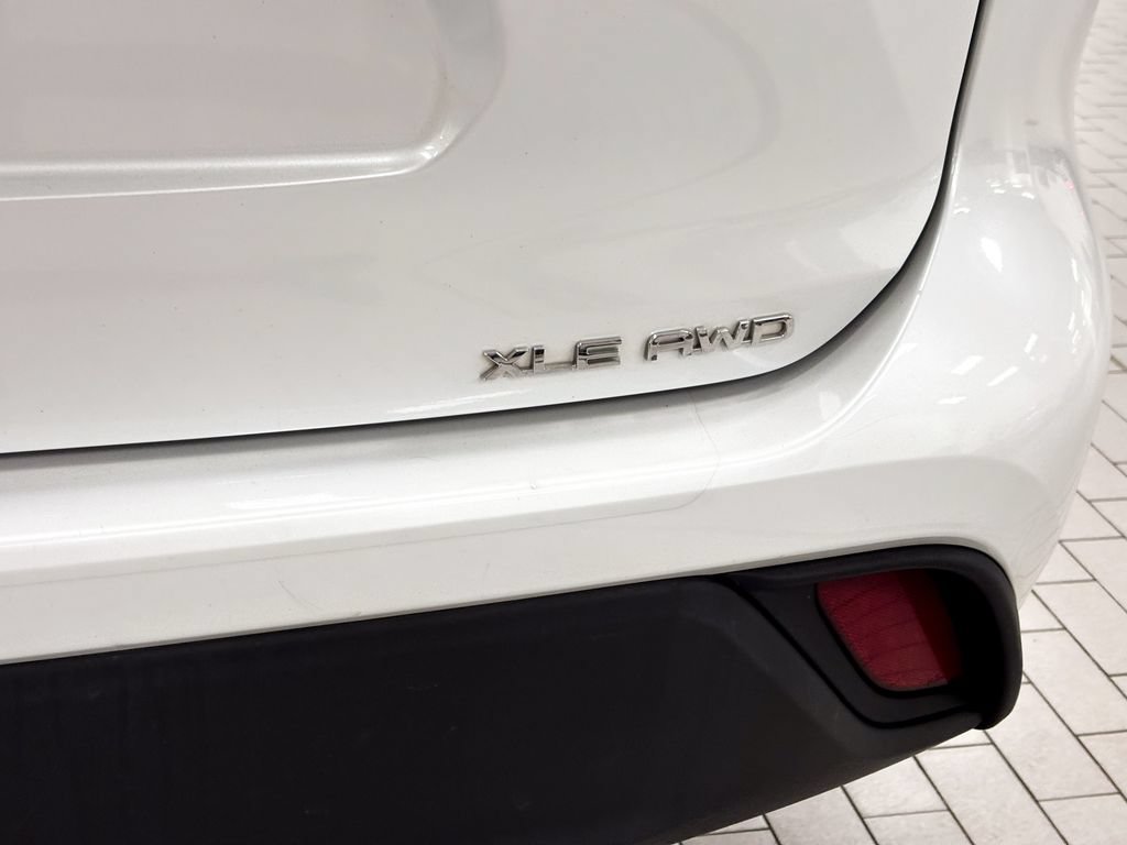 Used 2022 Toyota Highlander XLE AWD/4WD image 48