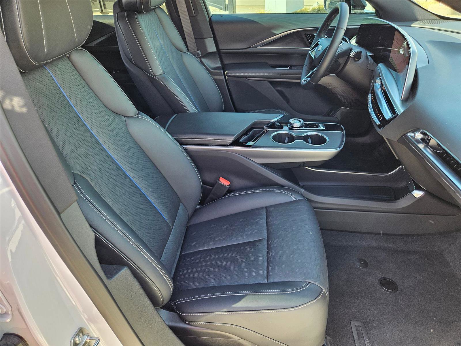 New 2025 Cadillac Lyriq Sport w/ LPO, Floor Liner Package AWD/4WD image 28