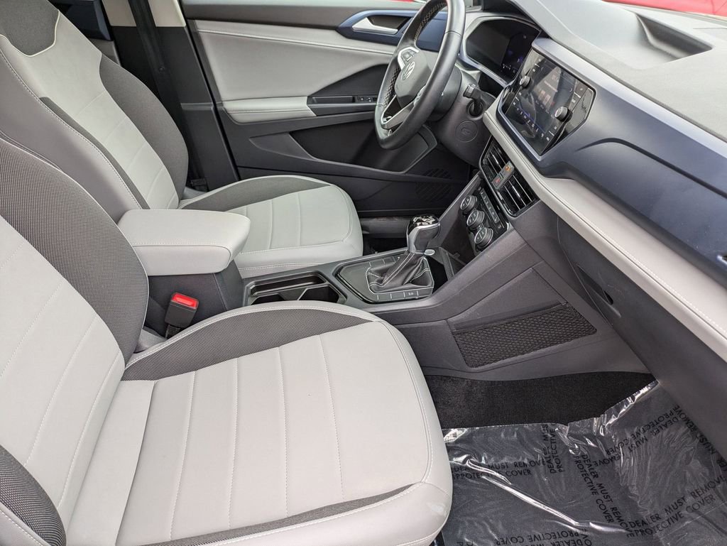 Used 2024 Volkswagen Taos SE image 30