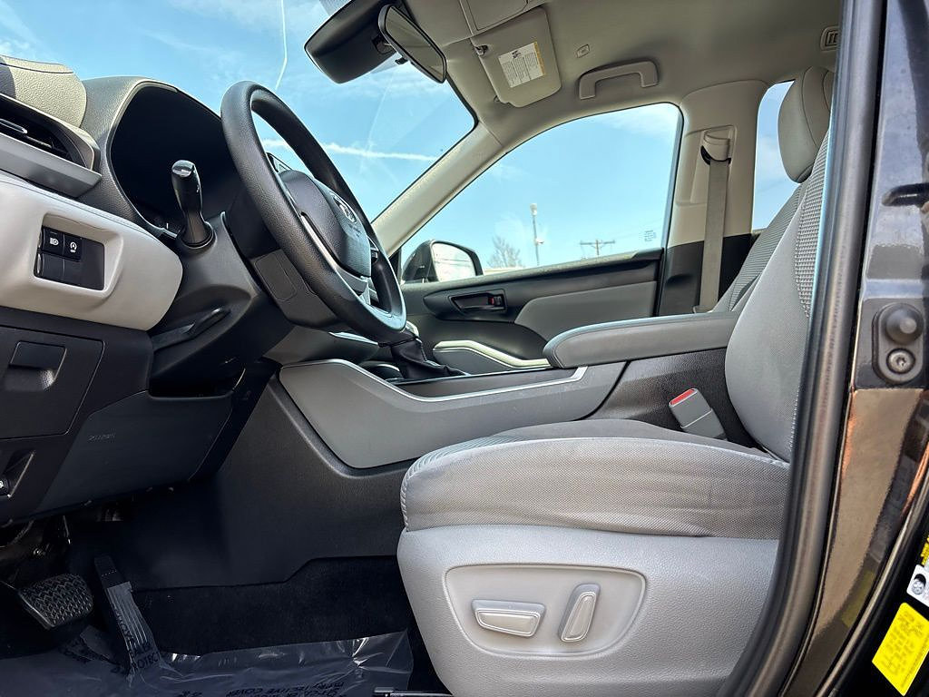 Used 2023 Toyota Highlander L FWD image 11