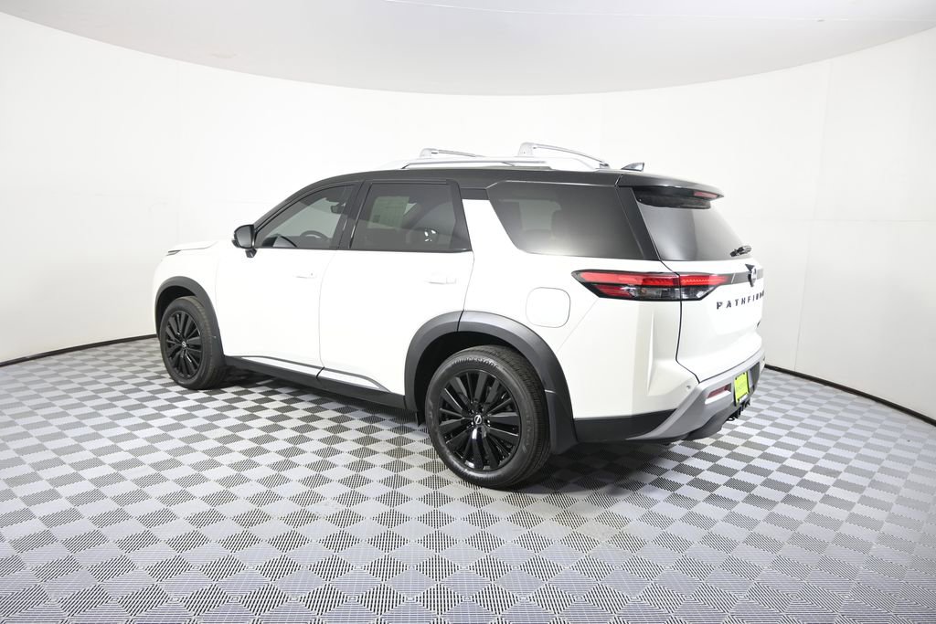 Used 2024 Nissan Pathfinder Platinum w/ Black Appearance Package AWD/4WD image 4