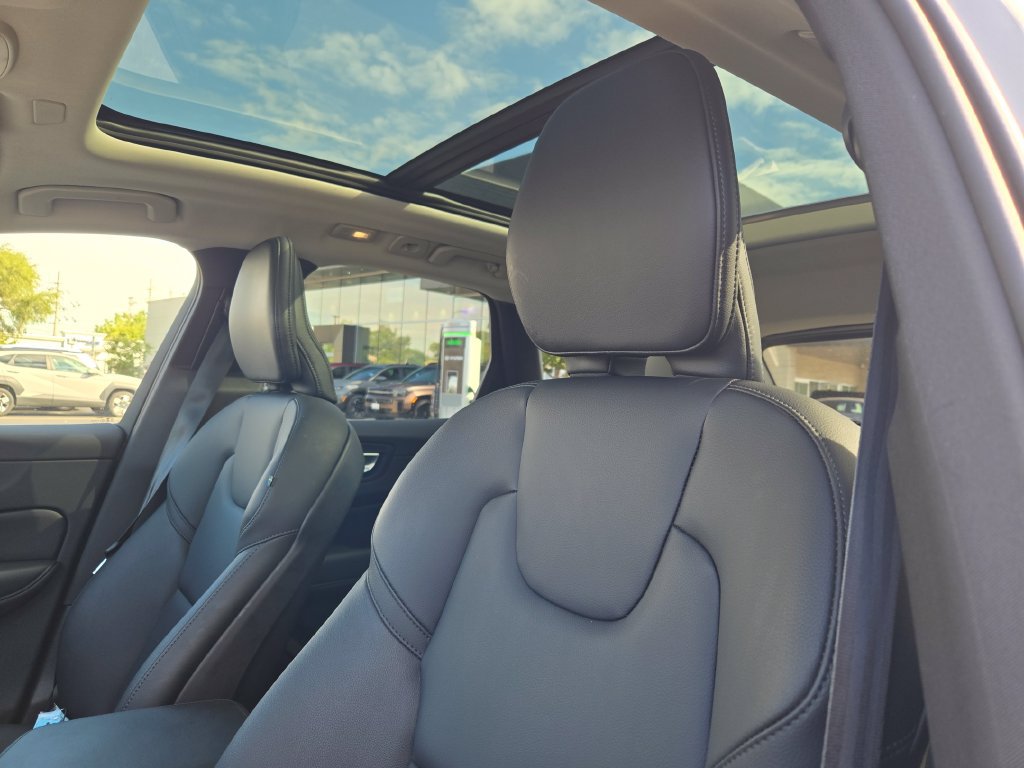 Used 2025 Volvo XC60 B5 Core w/ Climate Package AWD/4WD image 35