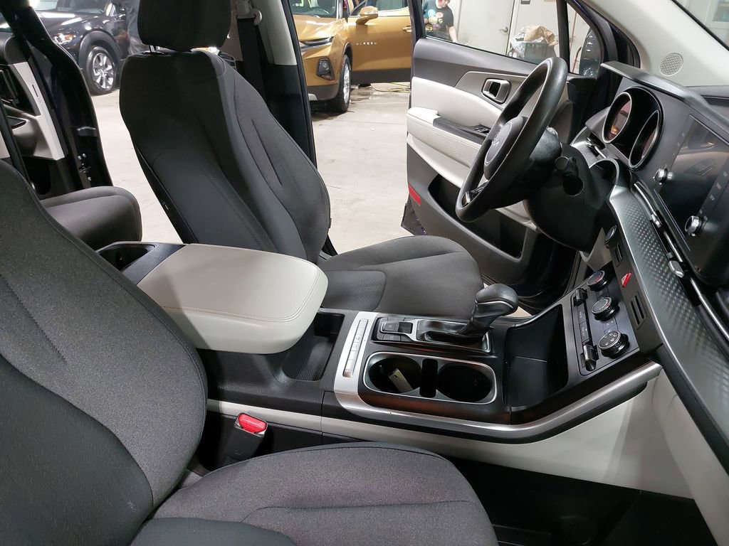 Used 2023 Kia Carnival LX image 10