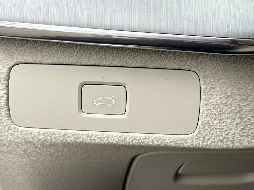 Used 2023 Volvo XC90 B5 Core w/ Protection Package AWD/4WD image 11