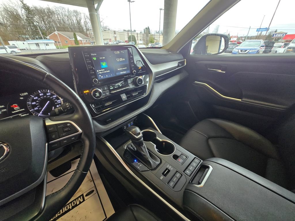 Used 2022 Toyota Highlander XLE image 18