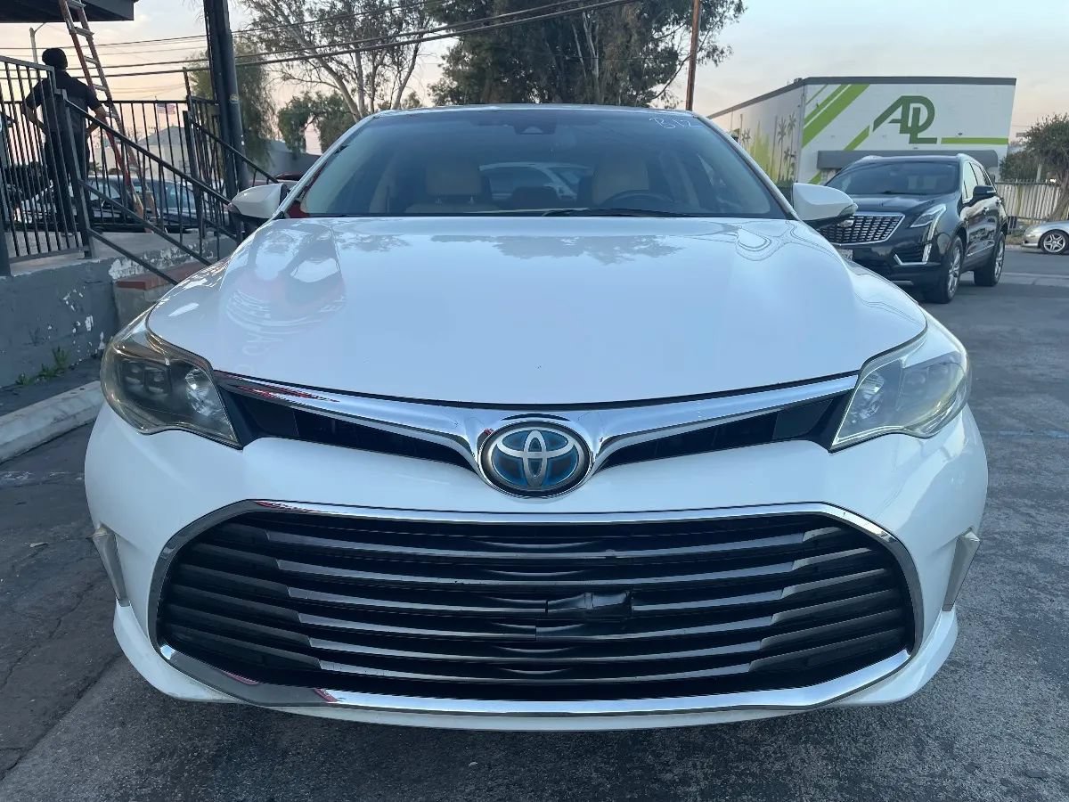 Used 2018 Toyota Avalon Limited FWD image 2
