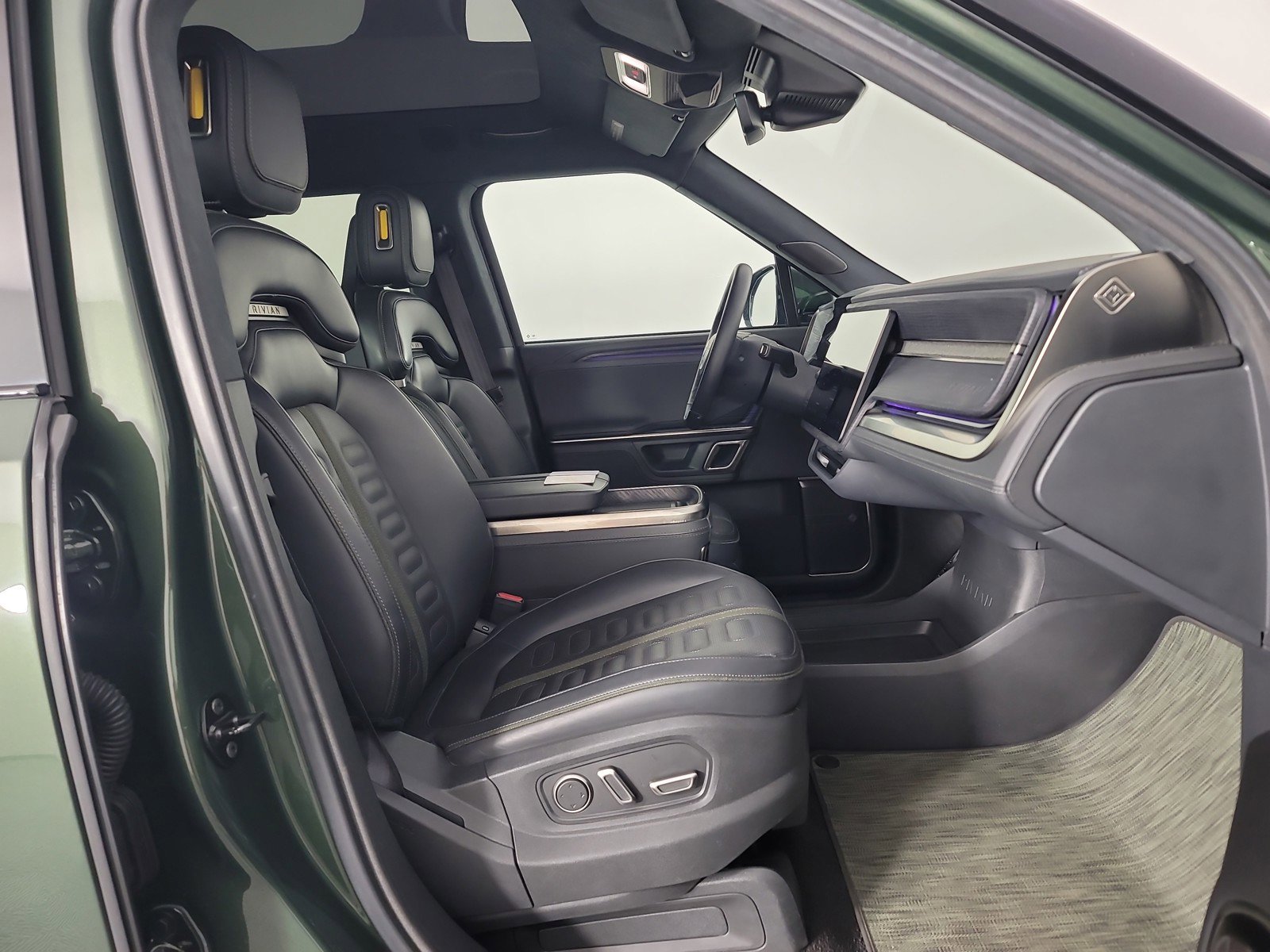 Used 2024 Rivian R1S Adventure AWD/4WD image 24
