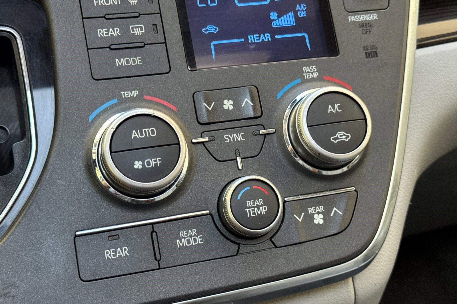 Used 2018 Toyota Sienna XLE FWD image 19