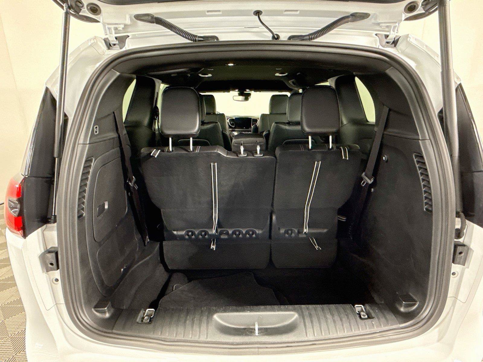 Used 2025 Chrysler Pacifica Select FWD image 18