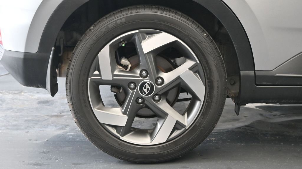 Used 2023 Hyundai Venue SEL FWD image 9