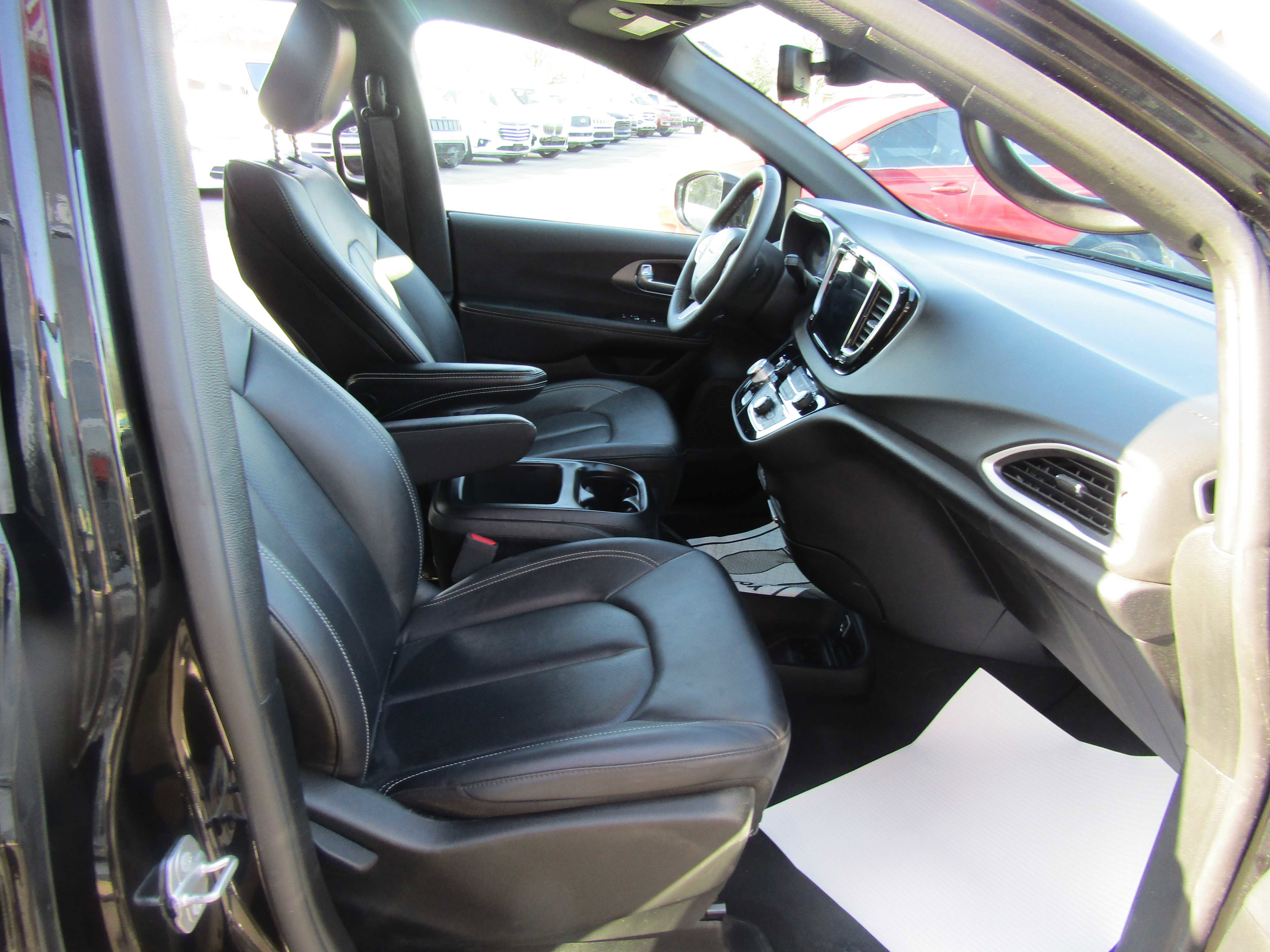 Used 2025 Chrysler Pacifica Select image 9