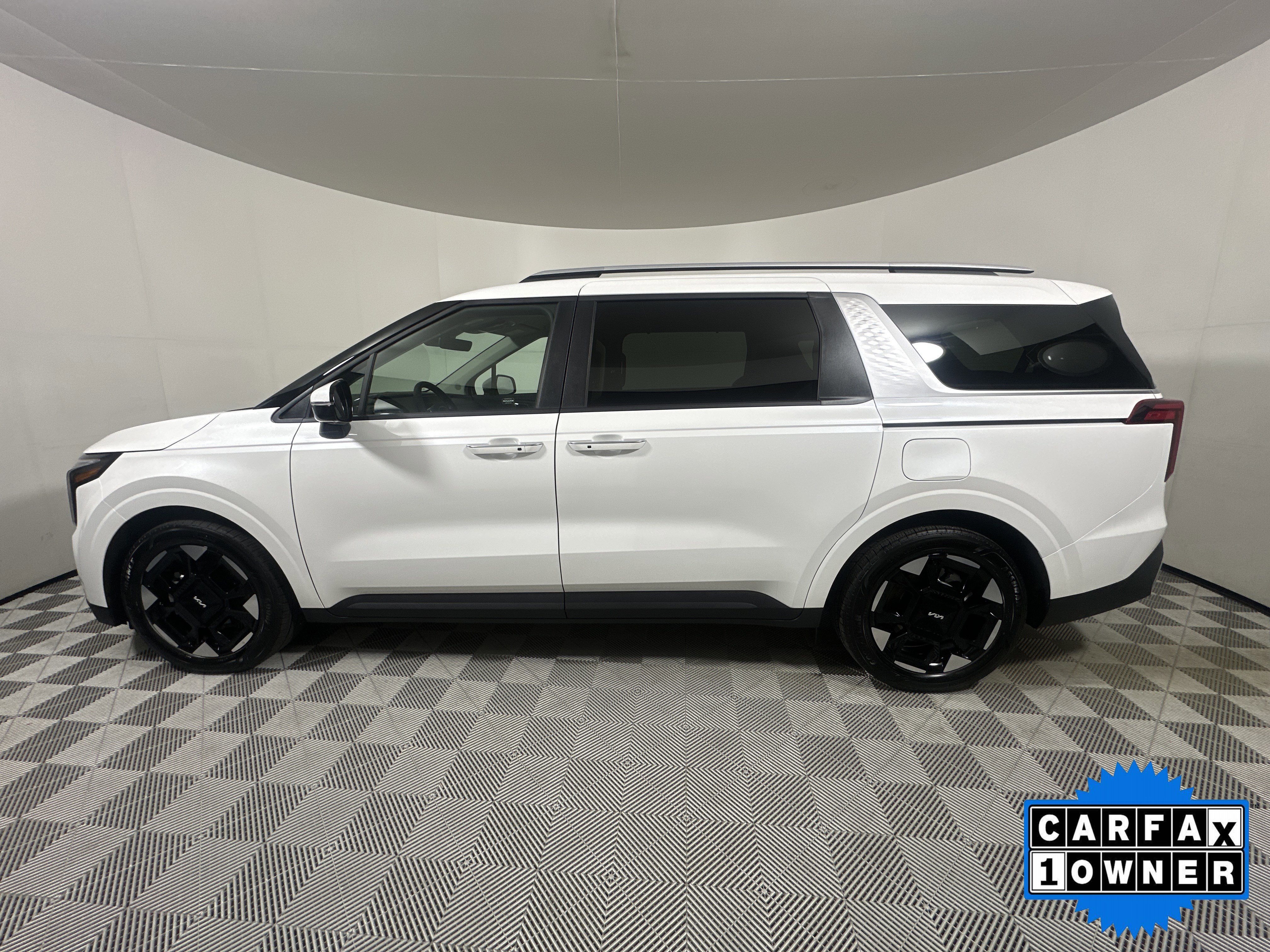 Used 2026 Kia Carnival EX image 4