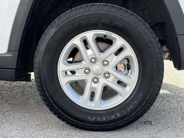 Used 2023 Jeep Grand Cherokee Laredo image 11