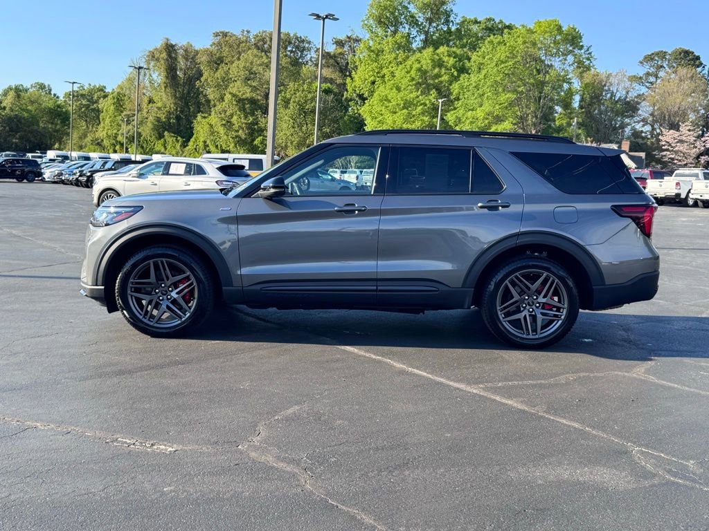 Used 2025 Ford Explorer ST-Line w/ ST-Line Street Pack AWD/4WD image 3