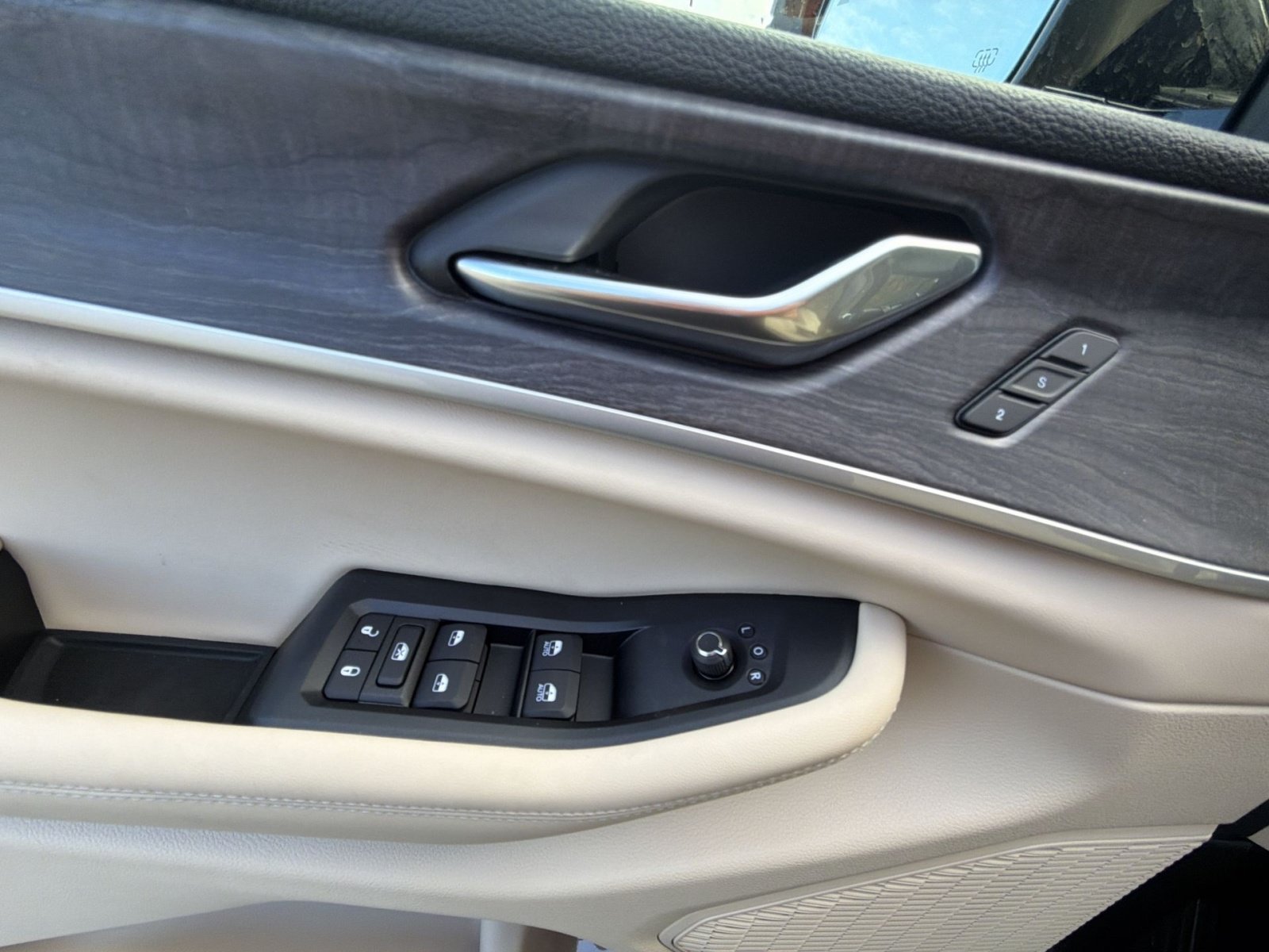 New 2025 Jeep Grand Cherokee Limited w/ Luxury Tech Group II AWD/4WD image 15