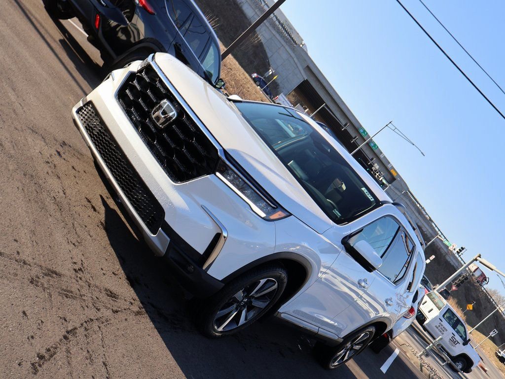 Certified 2025 Honda Pilot Touring image 3