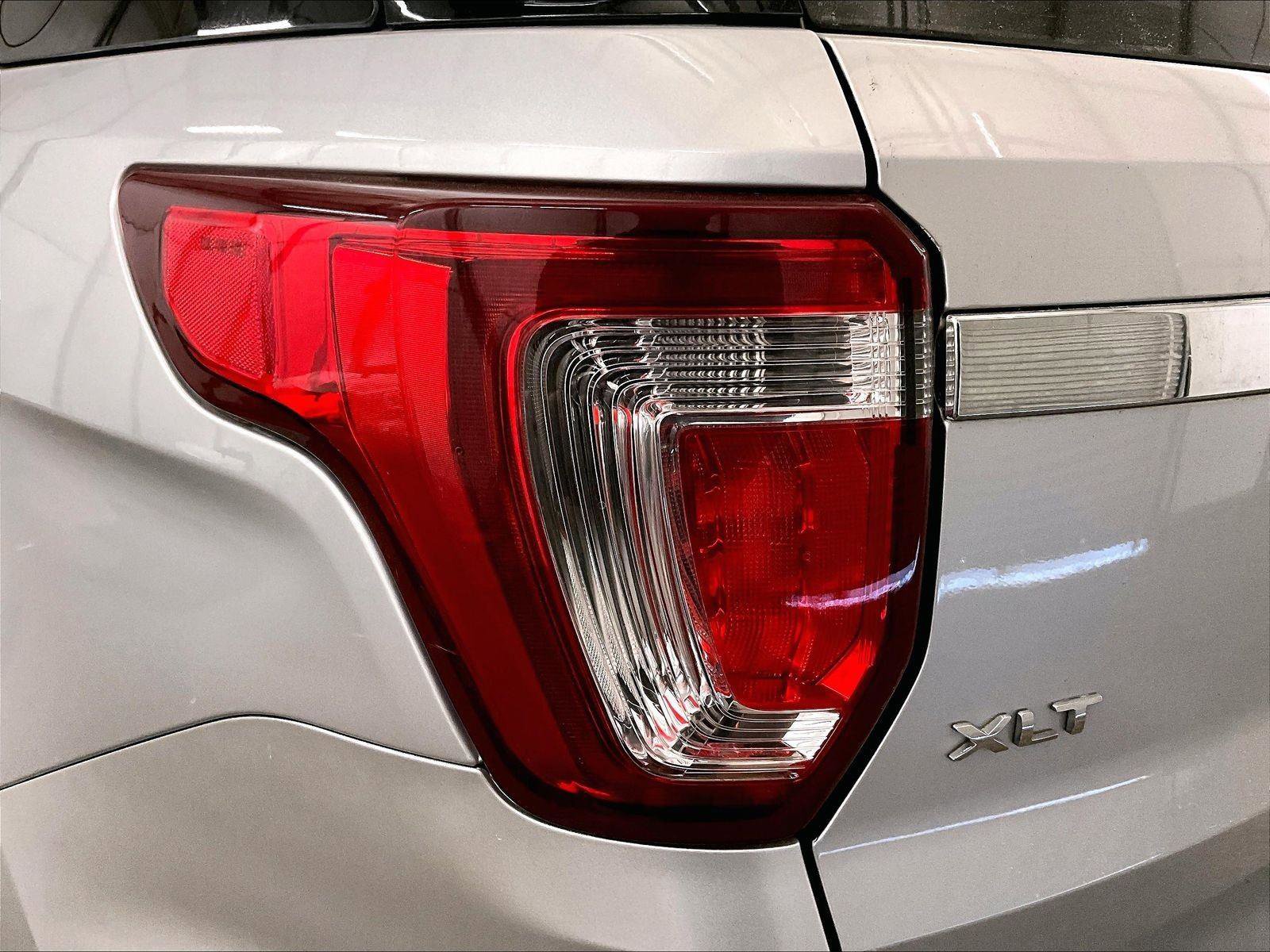 Used 2017 Ford Explorer XLT w/ Equipment Group 202A AWD/4WD image 30