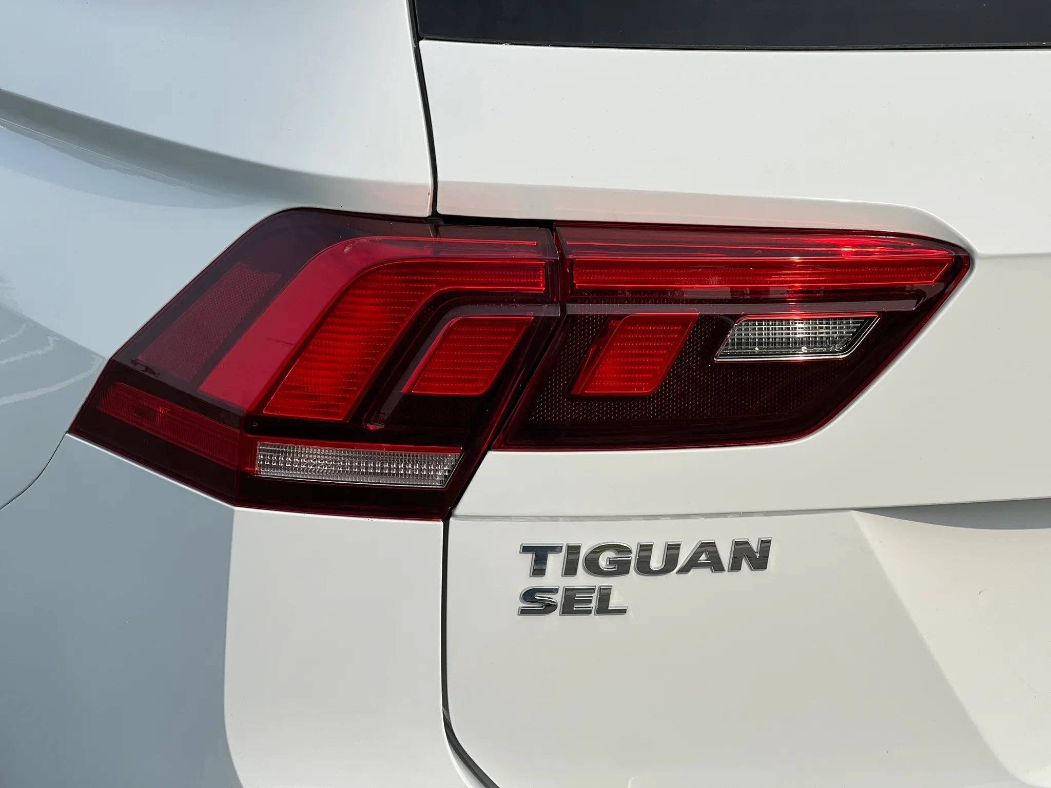 Used 2018 Volkswagen Tiguan SEL AWD/4WD image 11