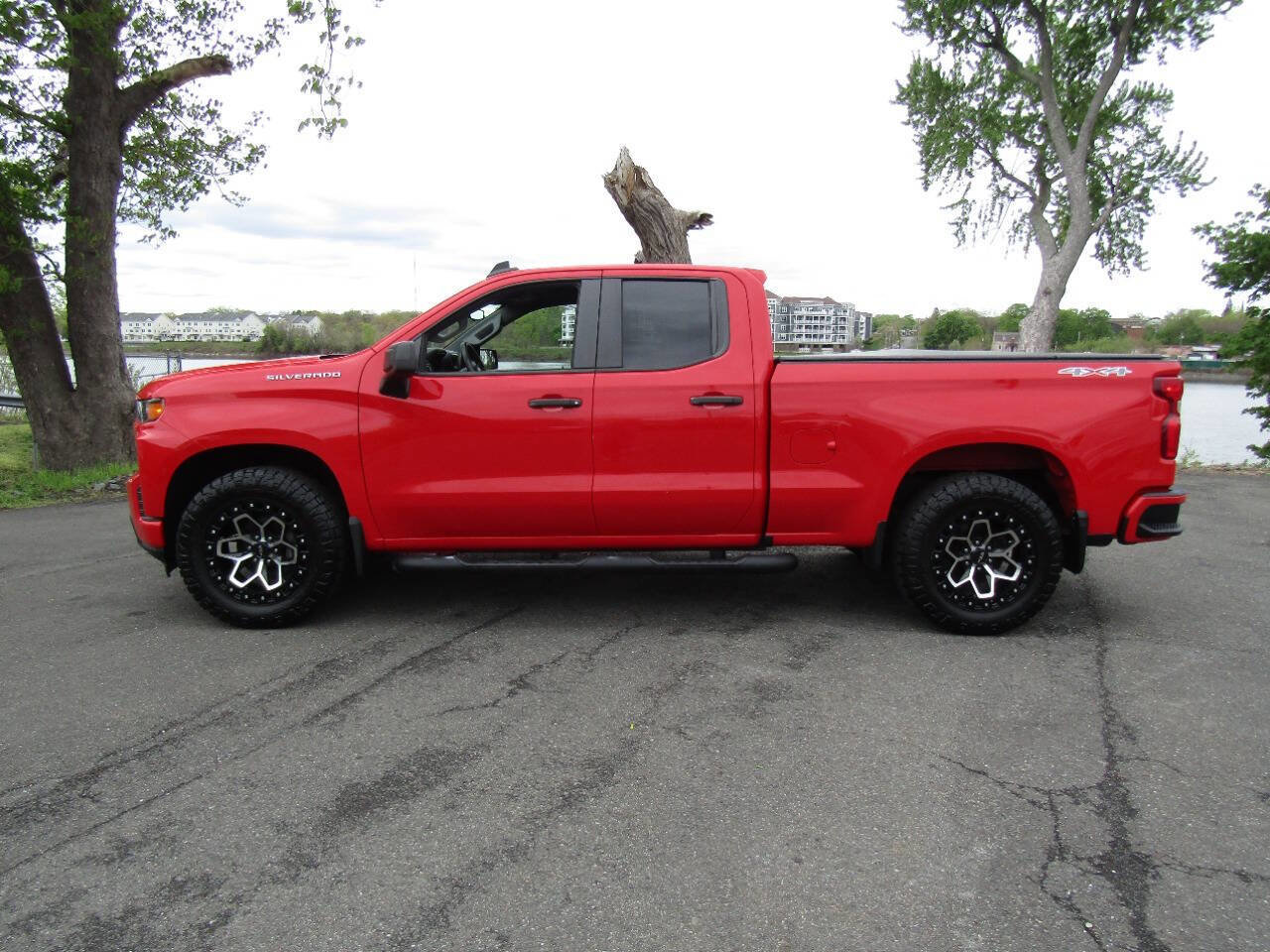 Used 2019 Chevrolet Silverado 1500 Custom w/ Custom Value Package AWD/4WD image 4