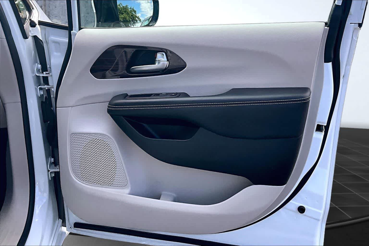 Used 2023 Chrysler Pacifica Limited FWD image 29