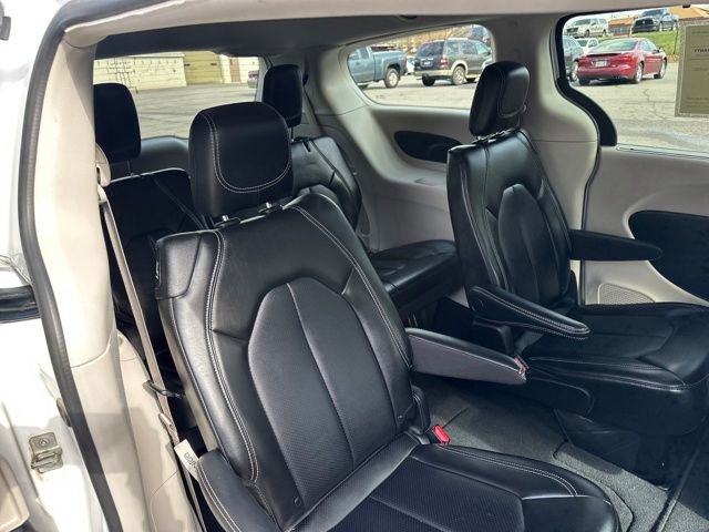 Used 2024 Chrysler Pacifica Touring-L image 18