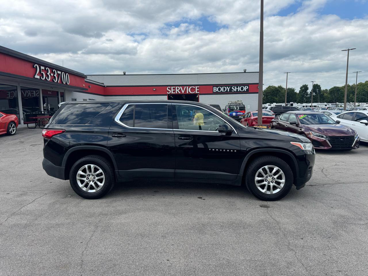 Used 2018 Chevrolet Traverse LS FWD image 2