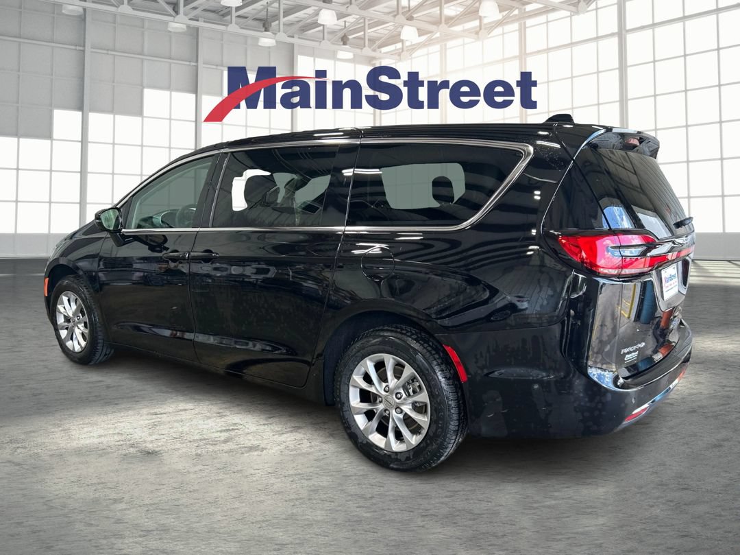 Used 2024 Chrysler Pacifica Touring-L AWD/4WD image 3