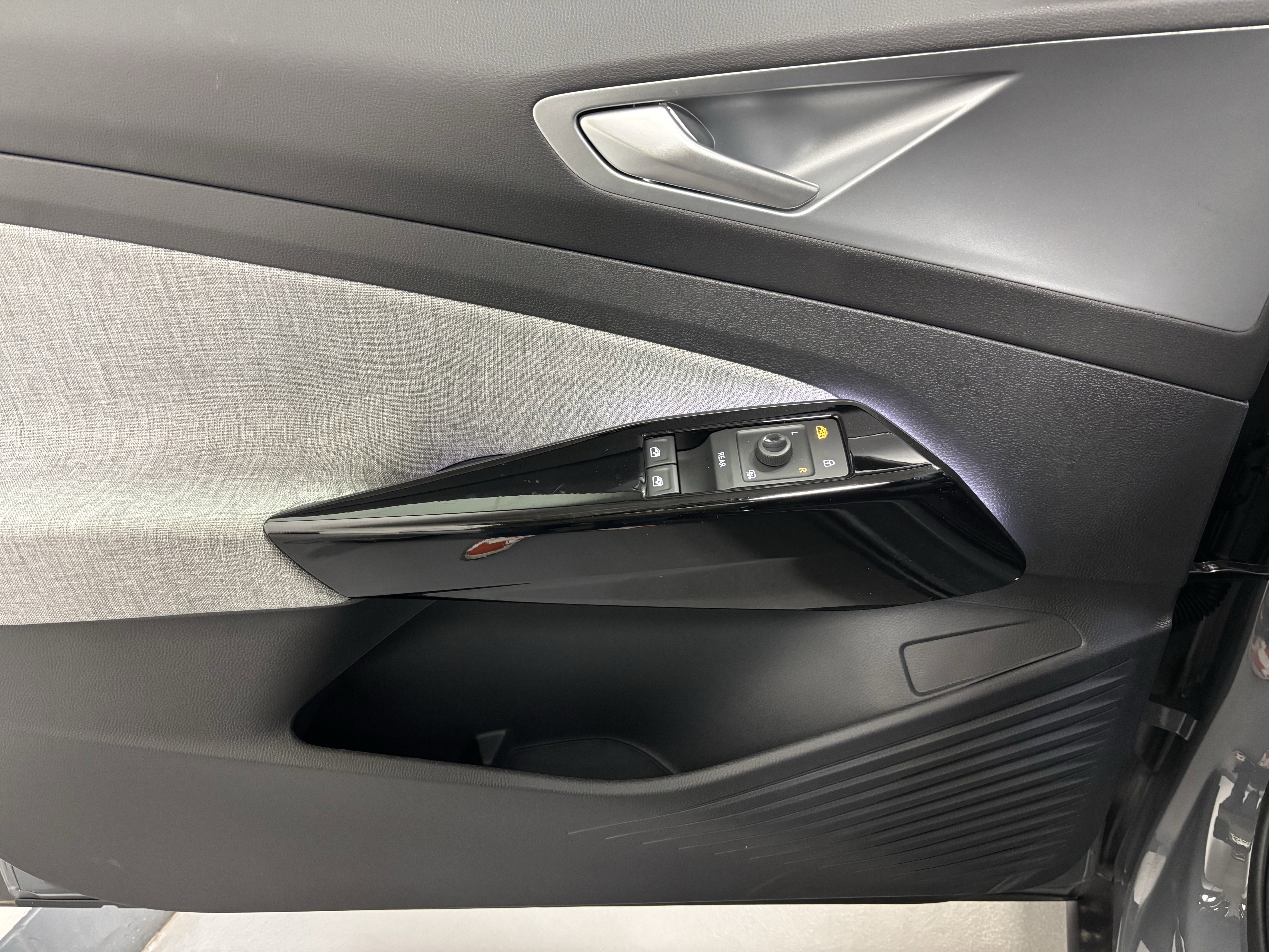 New 2025 Volkswagen ID.4 Pro image 2