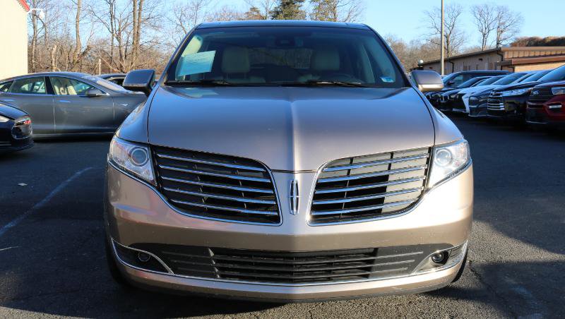 Used 2019 Lincoln MKT AWD image 2