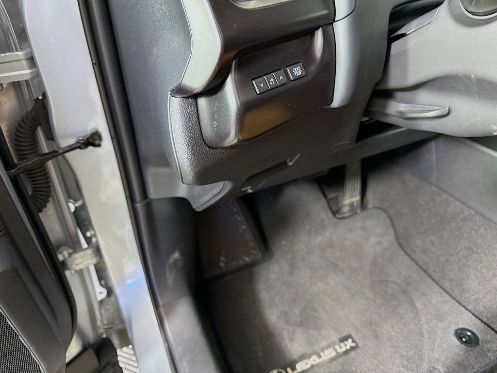 Certified 2025 Lexus UX 300h FWD image 10