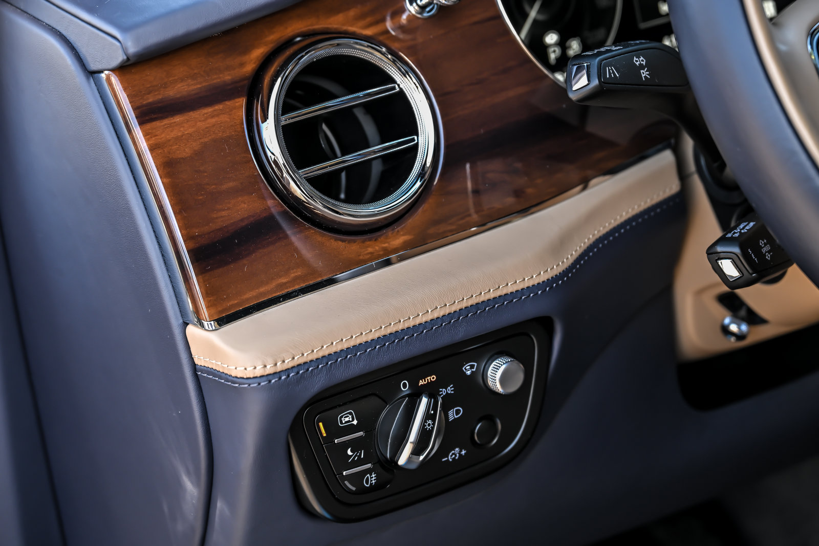 Certified 2023 Bentley Bentayga Extended Wheelbase AWD/4WD image 37
