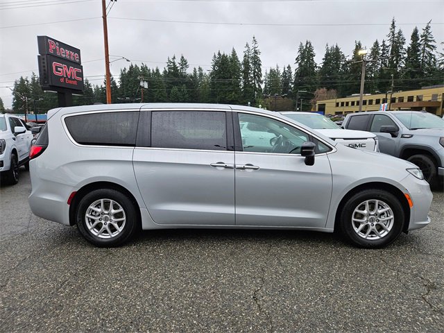 Used 2024 Chrysler Pacifica Touring-L image 3