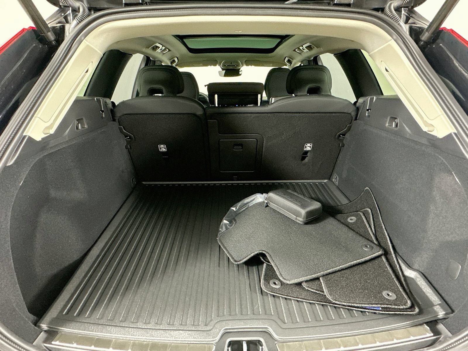New 2026 Volvo XC60 B5 Plus w/ Protection Package Premier AWD/4WD image 38