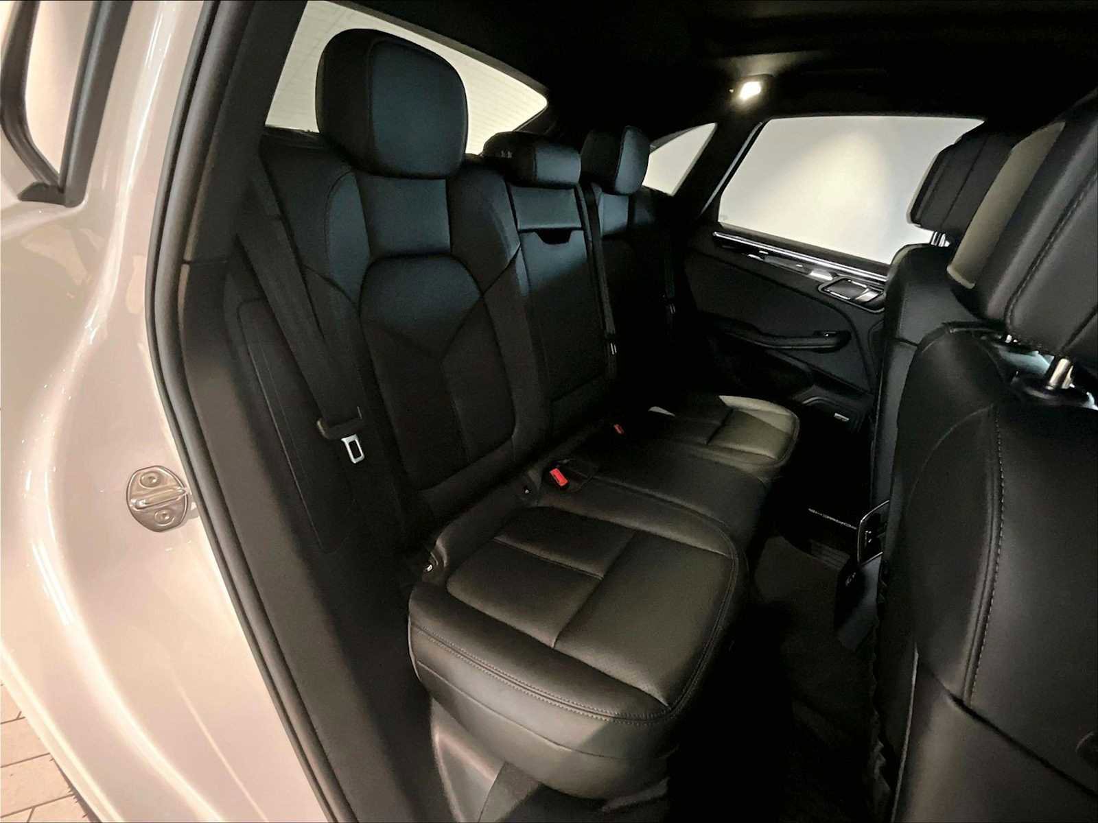 Used 2025 Porsche Macan image 31