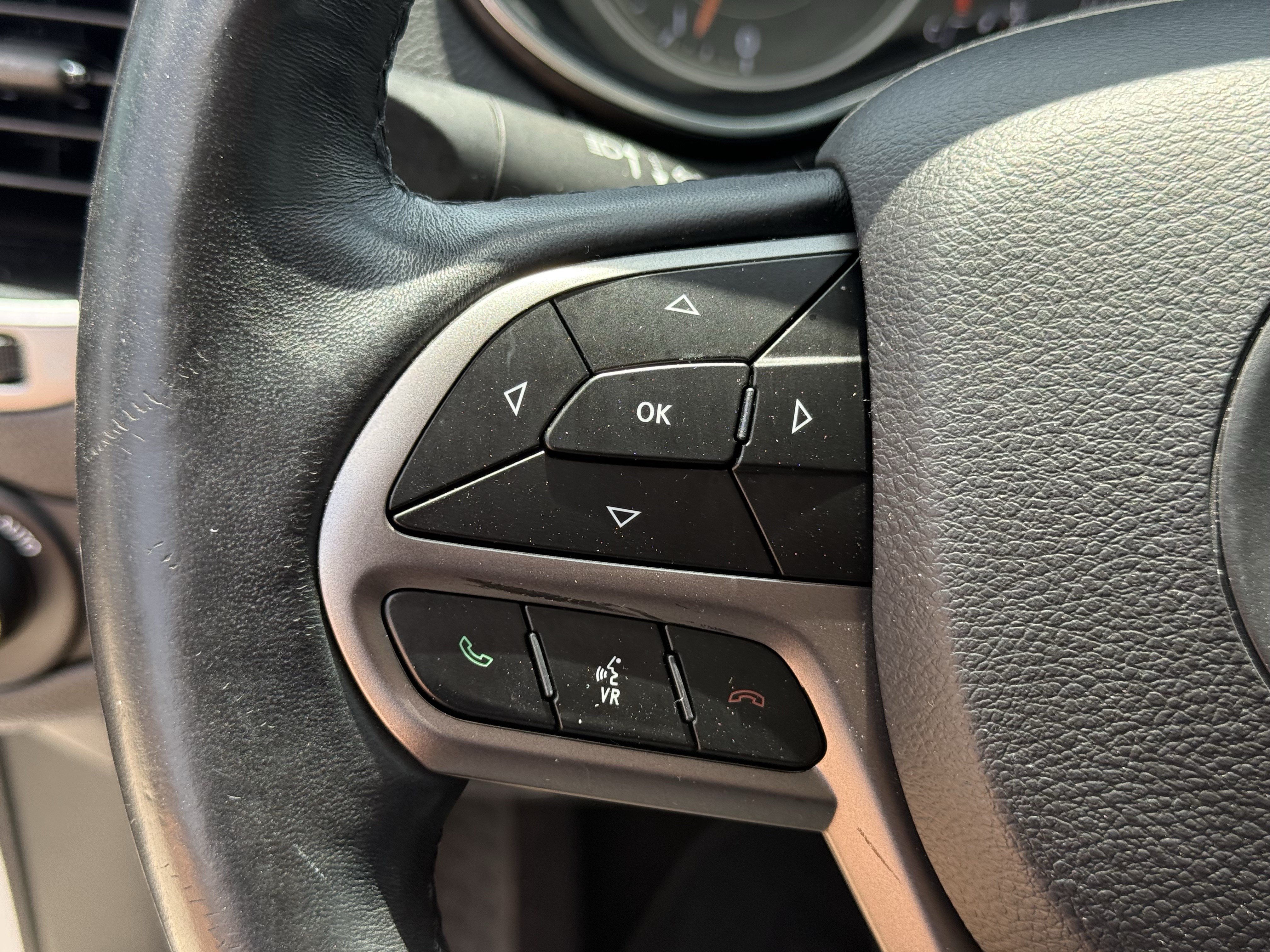 Used 2019 Jeep Cherokee Limited w/ Technology Group AWD/4WD image 16