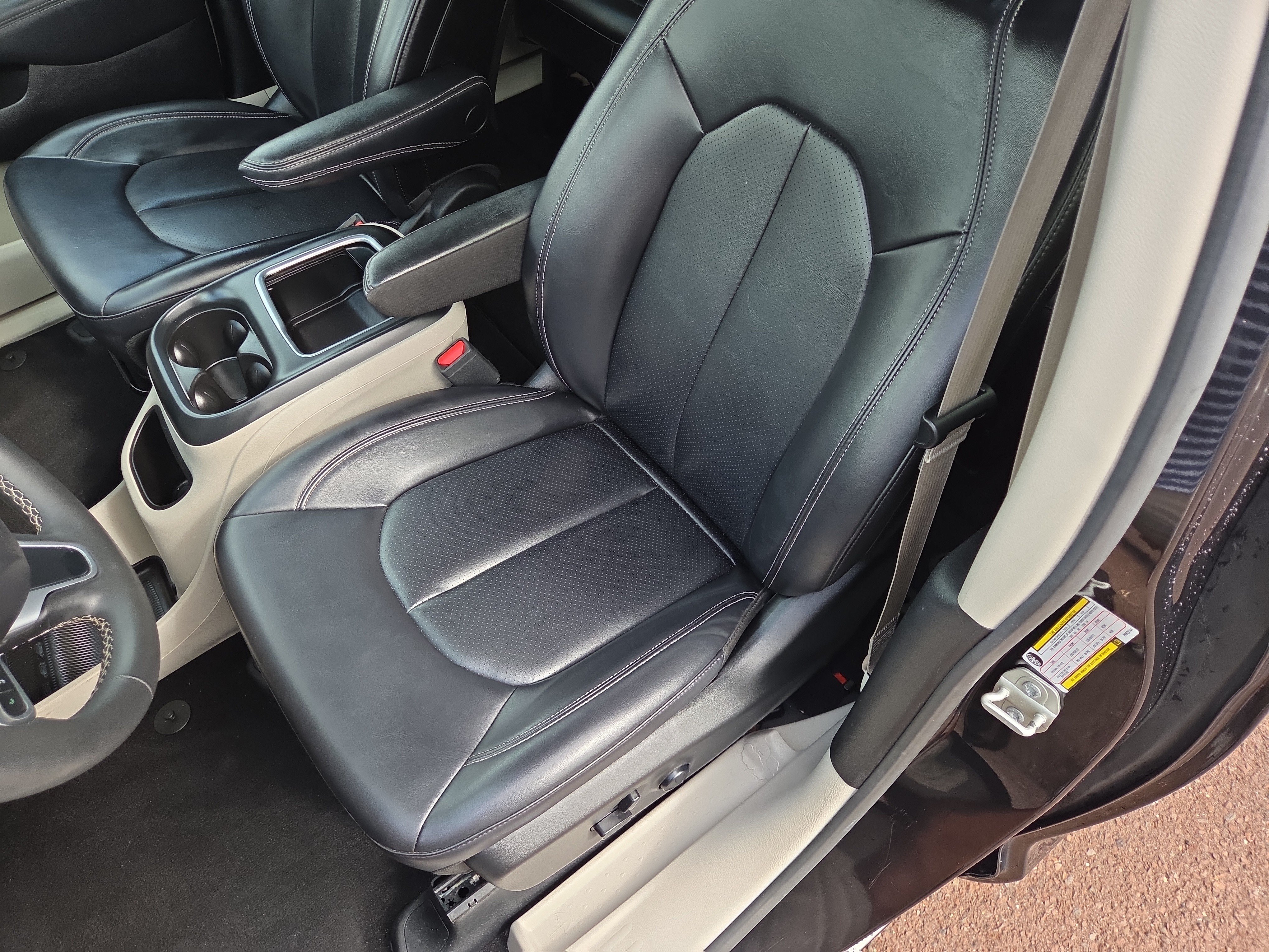 Used 2023 Chrysler Pacifica Touring-L FWD image 13