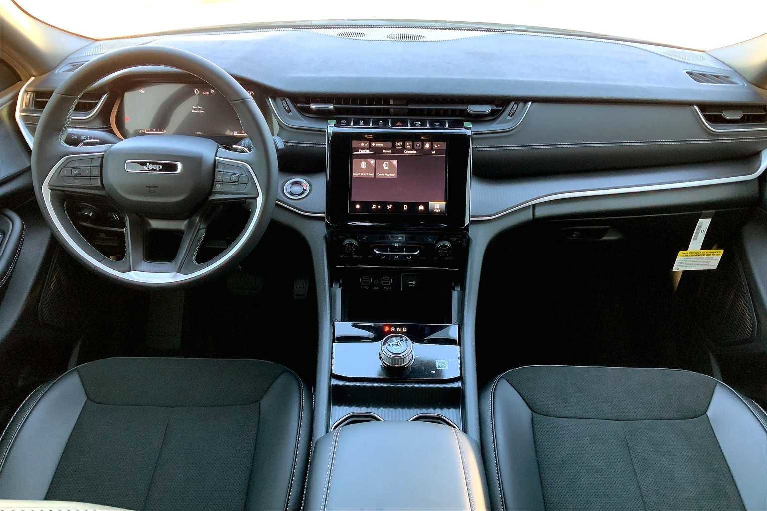 New 2025 Jeep Grand Cherokee L Laredo image 5