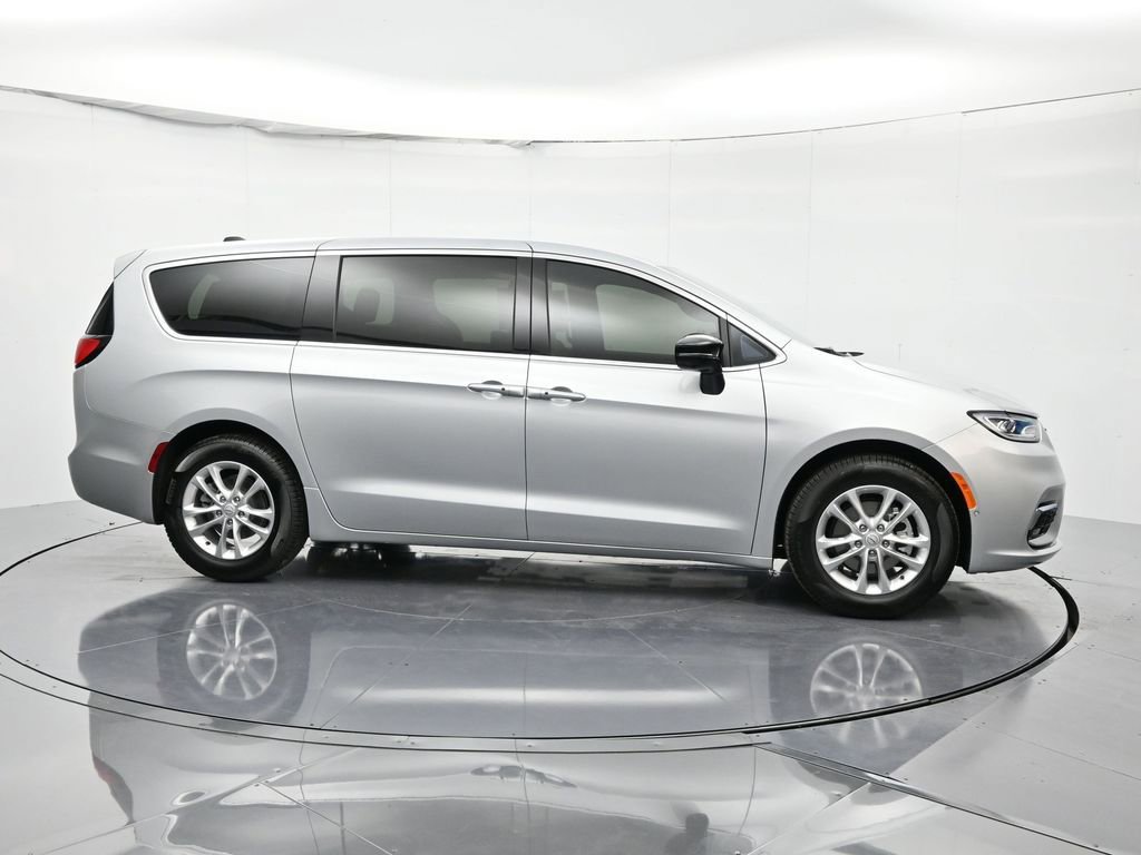 New 2026 Chrysler Pacifica Select image 5