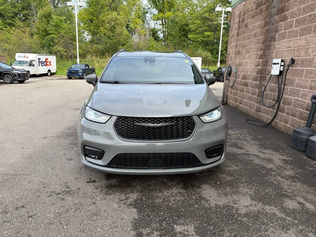 Used 2023 Chrysler Pacifica Touring-L w/ S Appearance Package AWD/4WD image 4