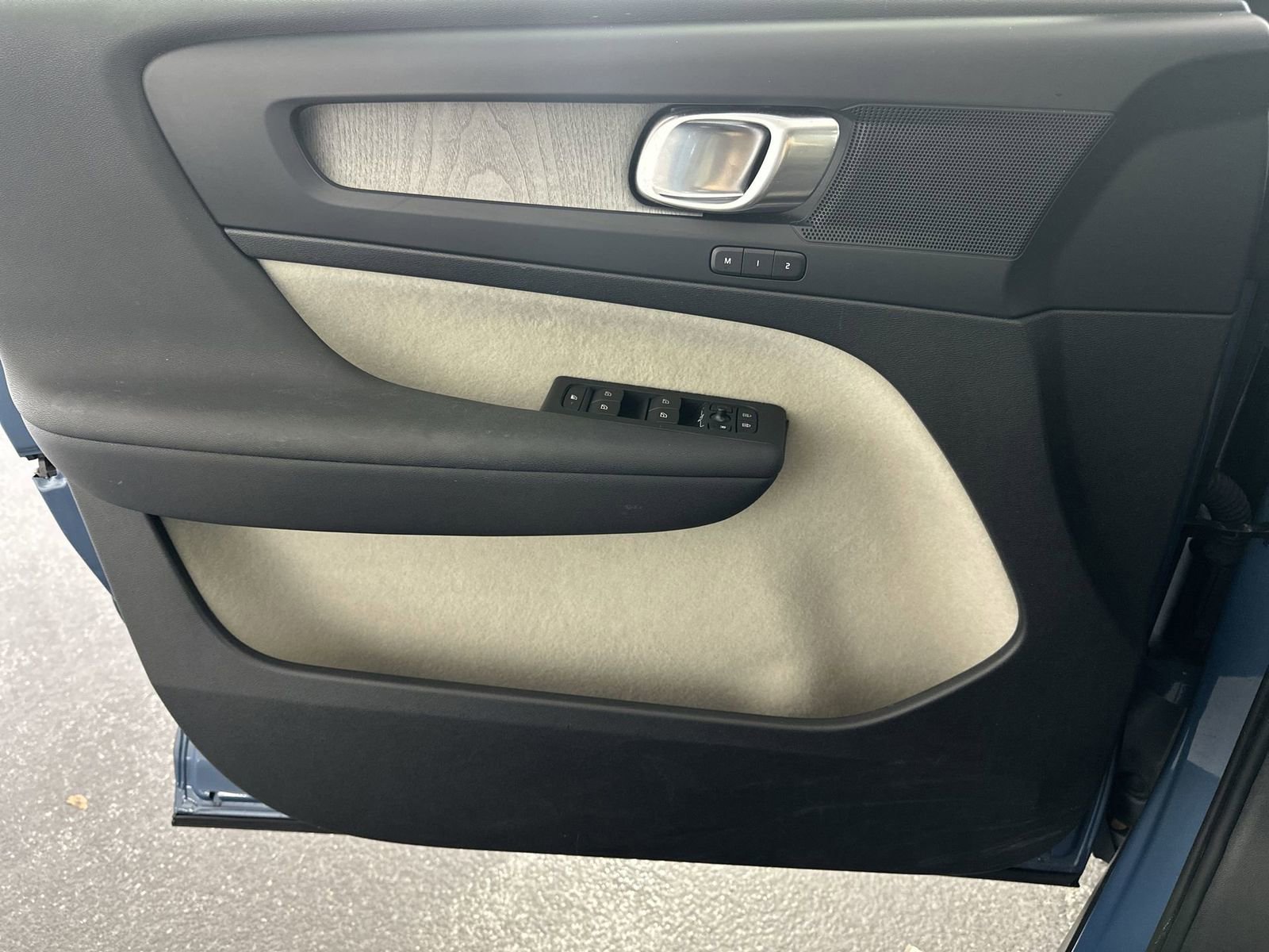 Used 2023 Volvo XC40 B5 Plus w/ Protection Package Premier image 33