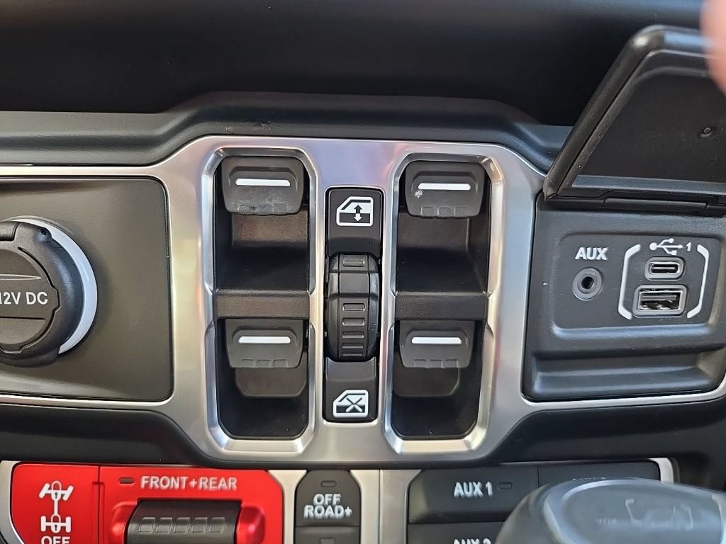 Used 2023 Jeep Gladiator Rubicon w/ Cold Weather Group AWD/4WD image 29