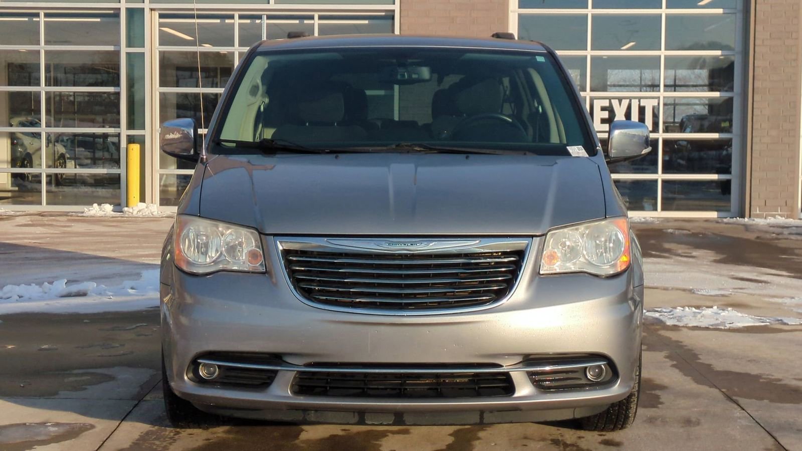 Used 2014 Chrysler Town & Country Touring-L image 10