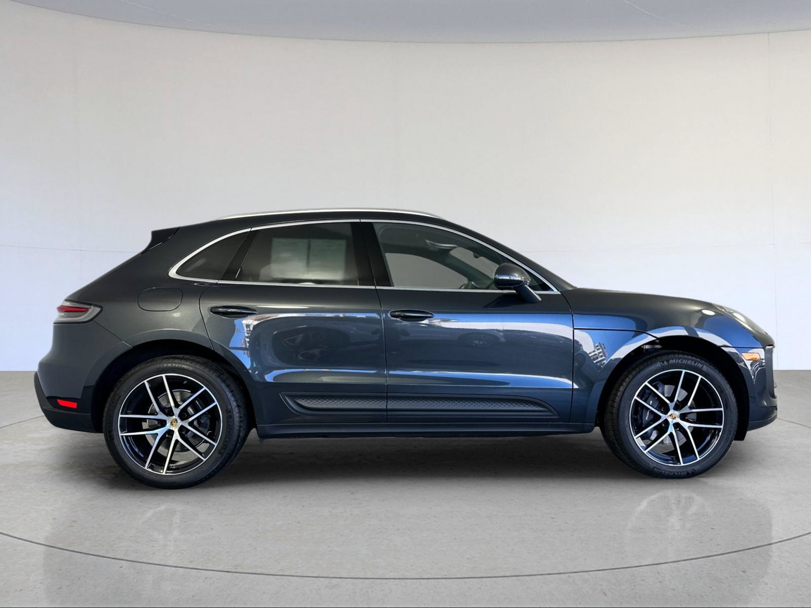 Certified 2026 Porsche Macan AWD/4WD image 9