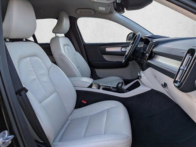 Used 2022 Volvo XC40 T4 Momentum image 20