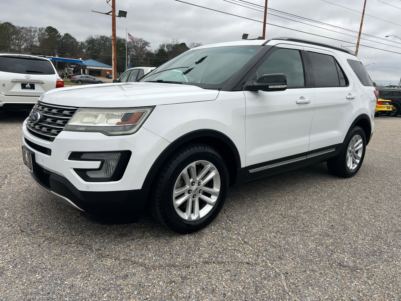 Used 2016 Ford Explorer XLT w/ Equipment Group 202A image 12